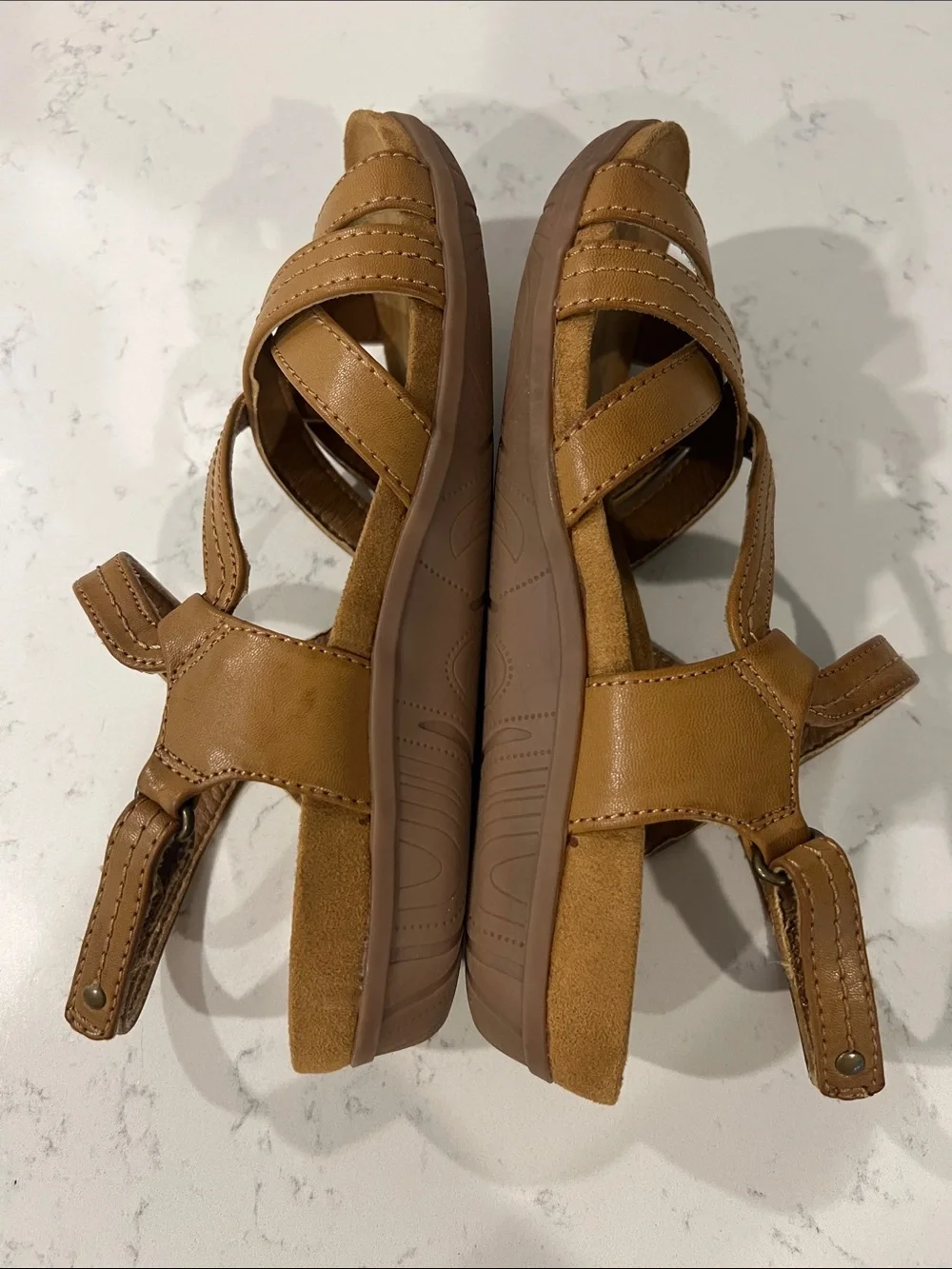 Baretraps strappy sandals with a comfortable cross-woven strap design size 8.5
